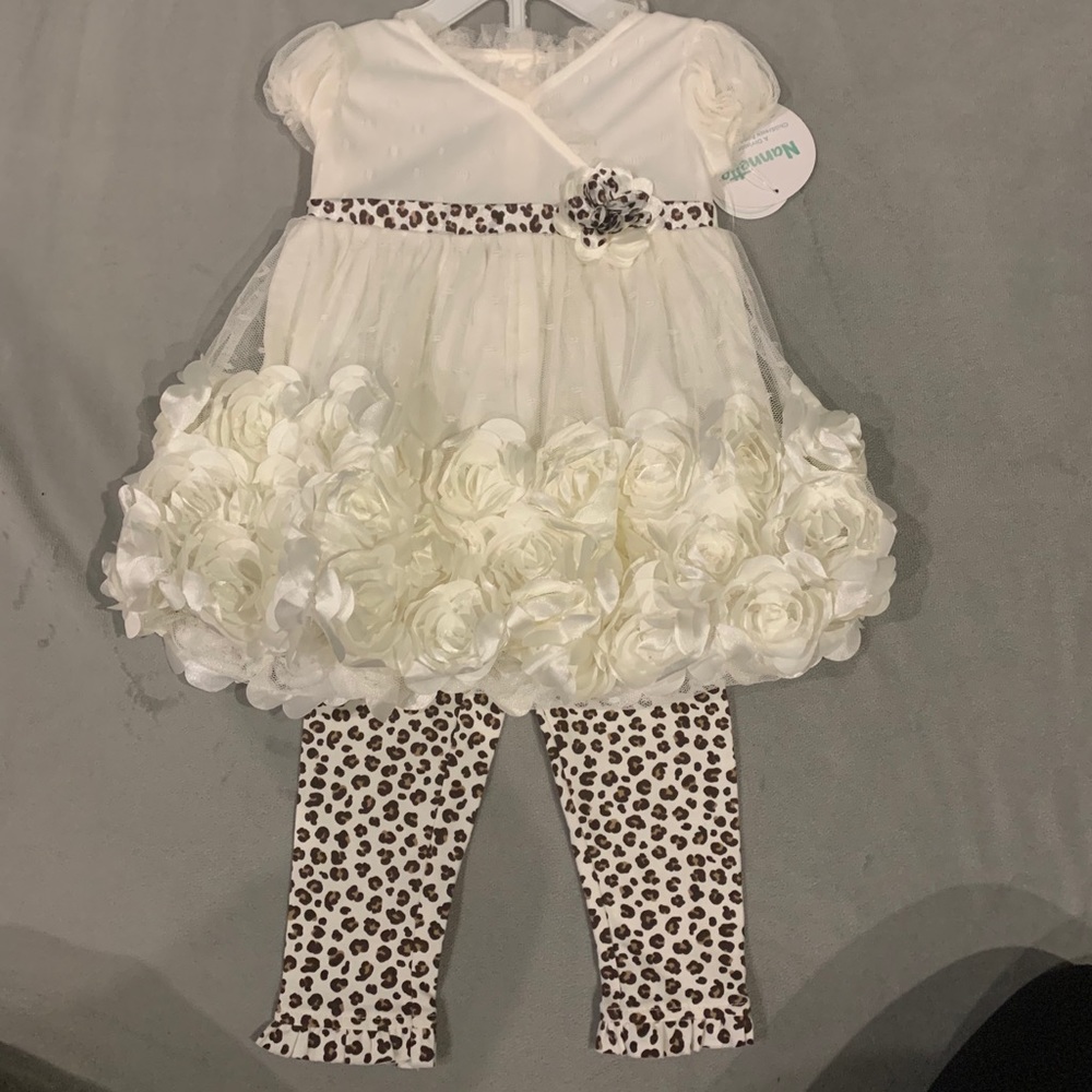 Beautiful outfit. Ruffled Blouse/legging.